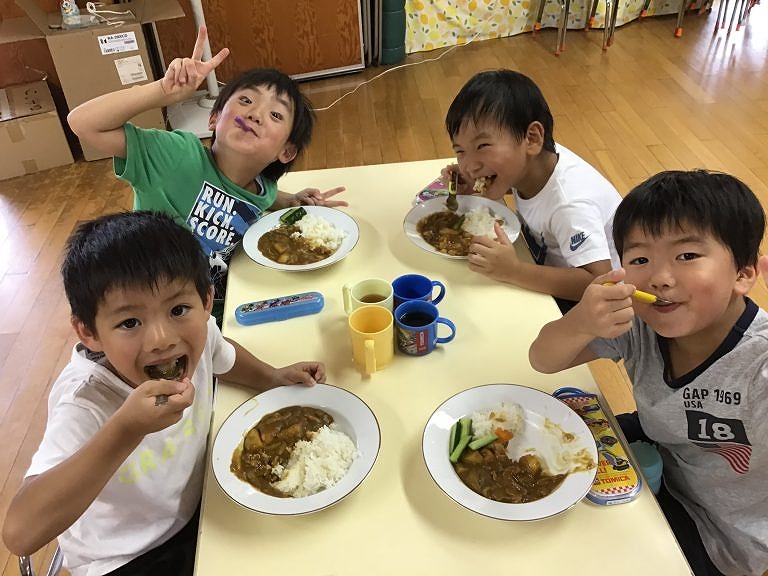 7月 じゃが芋堀り（年長）・カレーパーティー・七夕祭り・交通安全教室・避難訓練・終業式・キャンプ