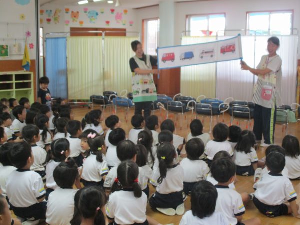 7月 じゃが芋堀り（年長）・カレーパーティー・七夕祭り・交通安全教室・避難訓練・終業式・キャンプ